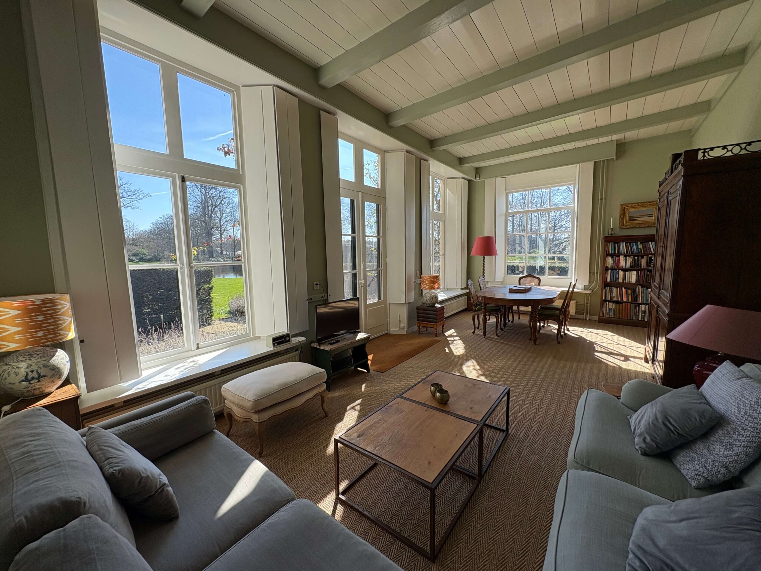 Comfortabele en lichte zithoek in de woonkamer van het koetshuis