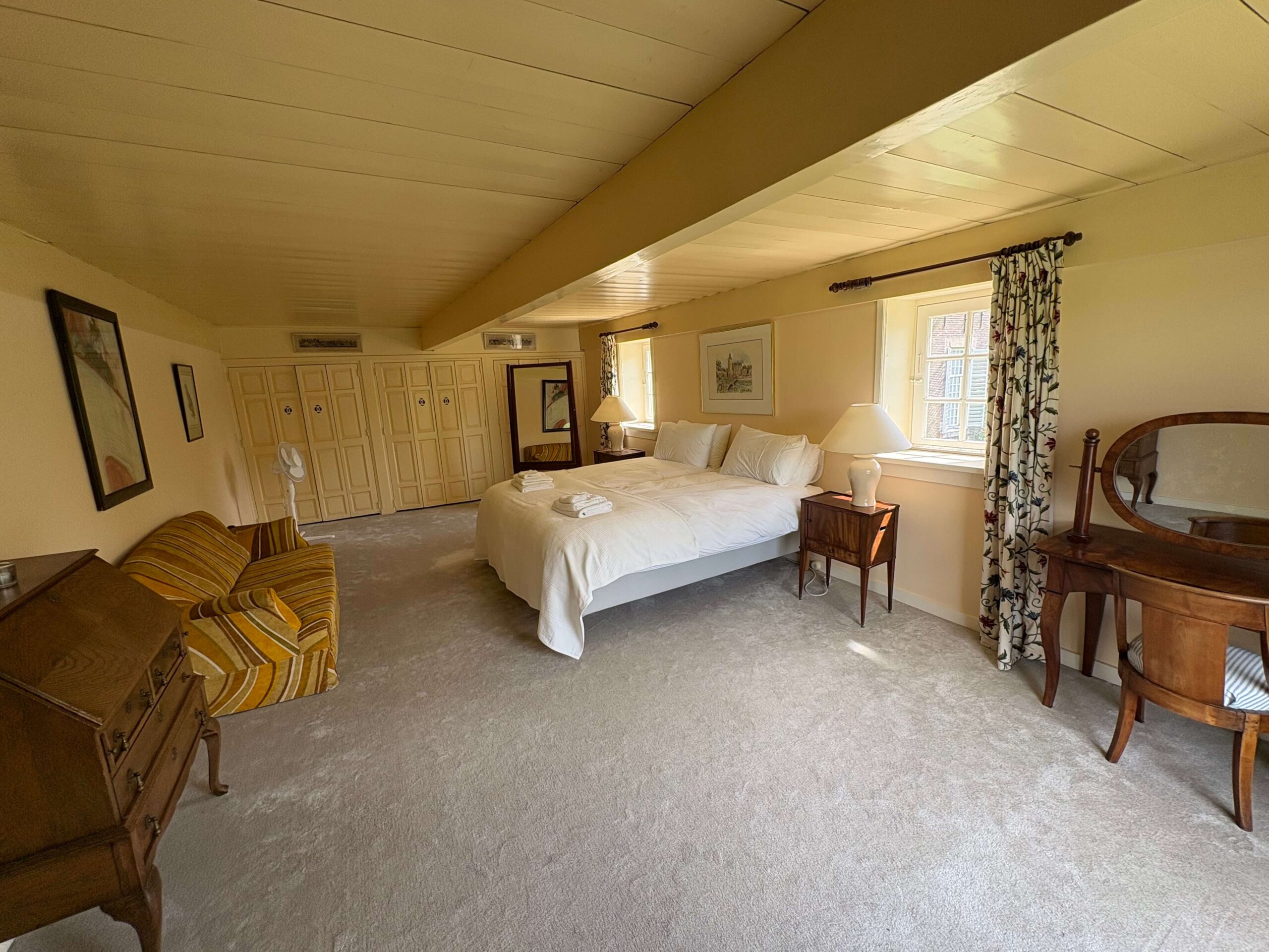 Master bedroom met authentiek balkenplafond op het landgoed
