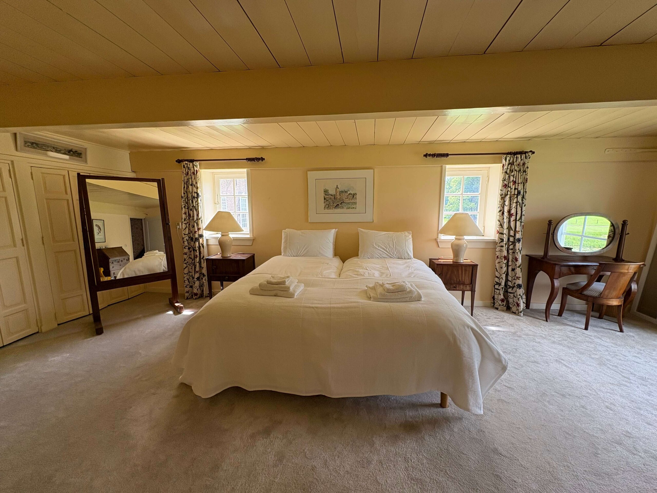 Comfortabel queensize bed in de slaapkamer beneden