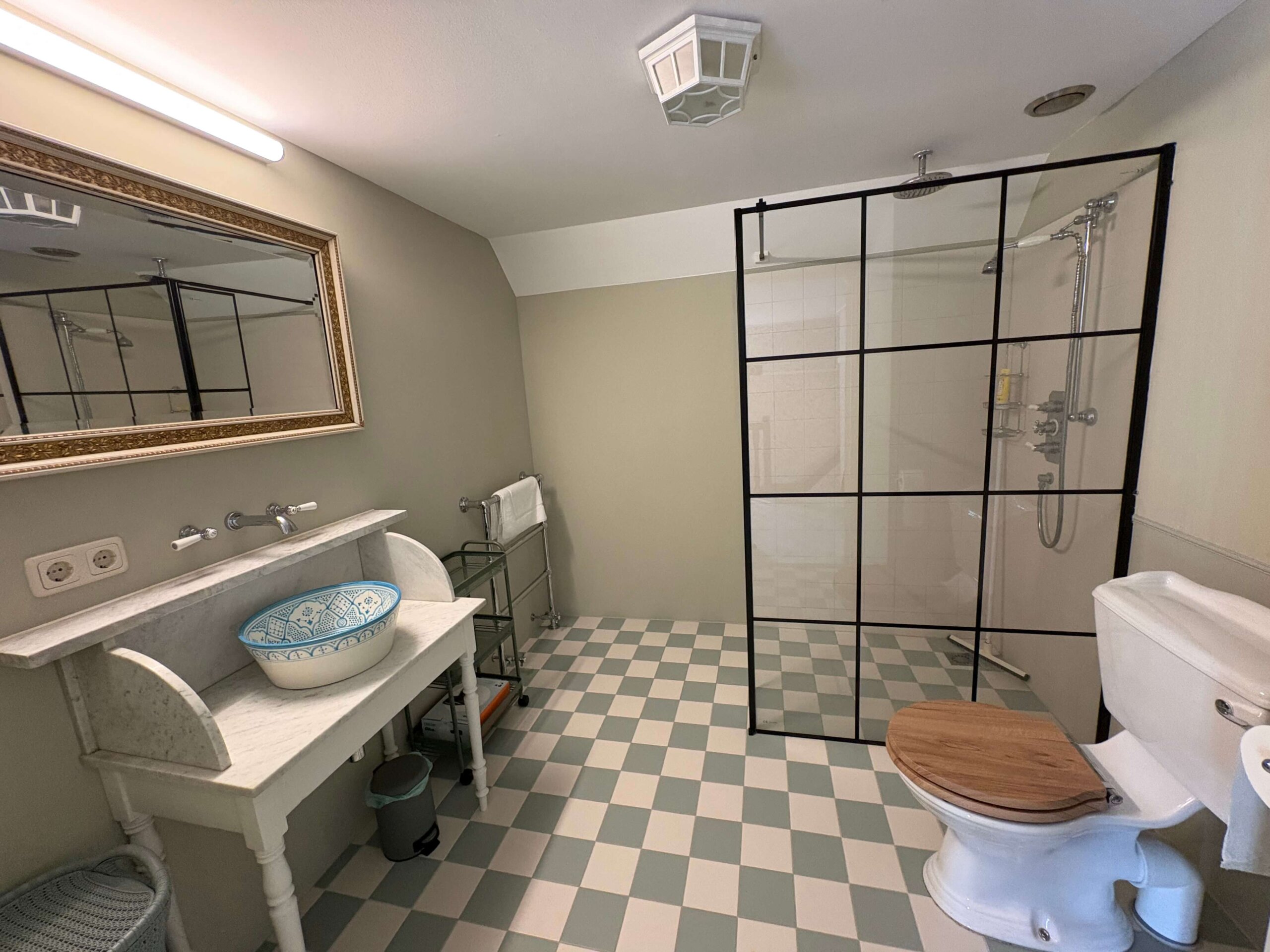 Moderne badkamer met inloopdouche in Koetshuis Rechteren