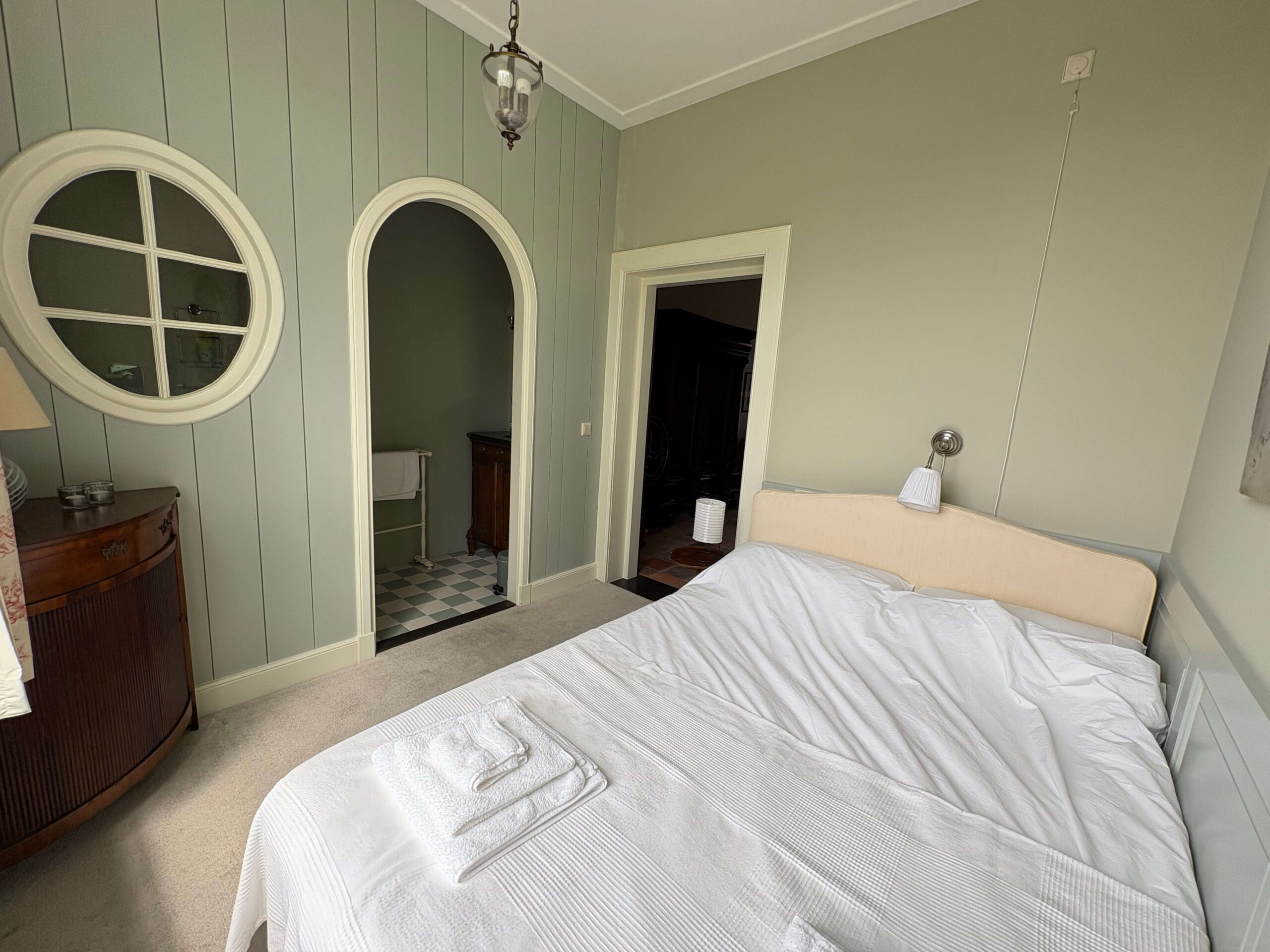 Luxe tweepersoons kamer met karakteristieke boogdeur