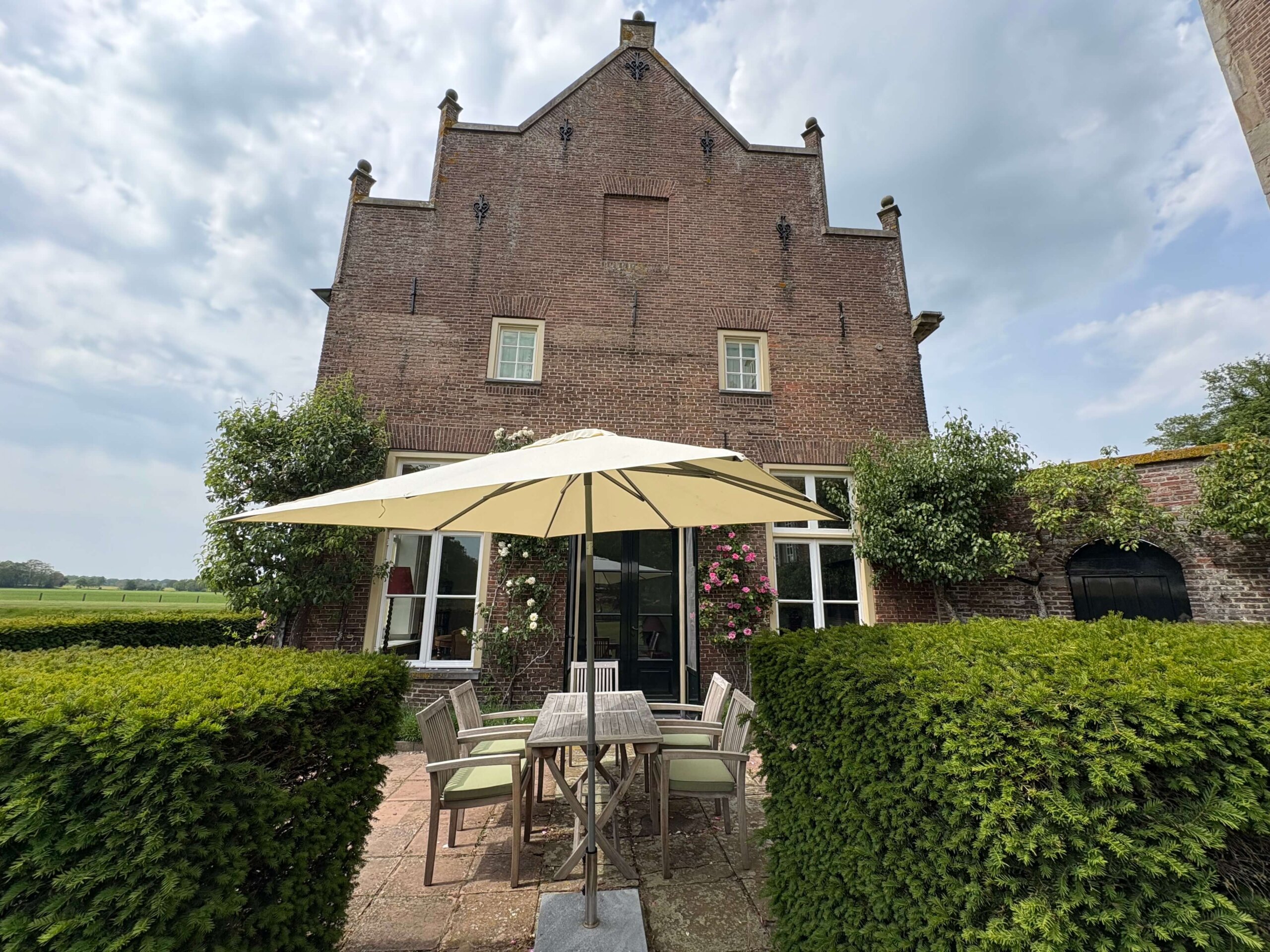 Exterieur van het monumentale Koetshuis Rechteren