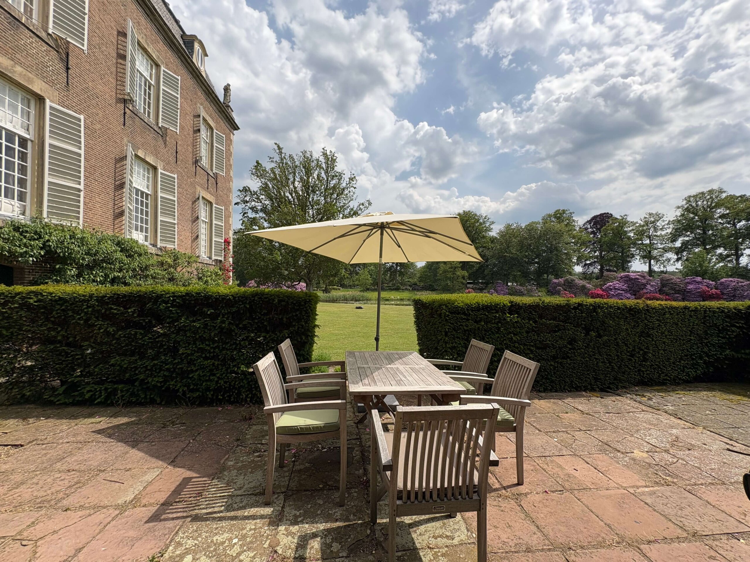 Terras met eettafel op het landgoed van Kasteel Rechteren